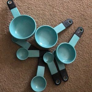 measuring cups & measuring spoons